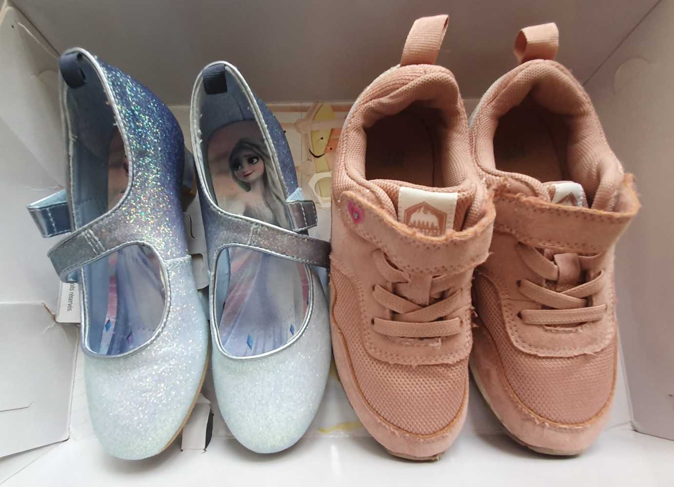 Szép állapotú ünneplős cipő 29-es méretben, és egy kényelmes sportcipő 30-as méretben, mindkettő H&M márkájú.