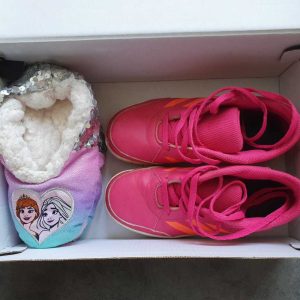 Szuper állapotban lévő kislány Adidas sportcipő 31-es méretben, valamint egy meleg Jégvarázsos mamusz