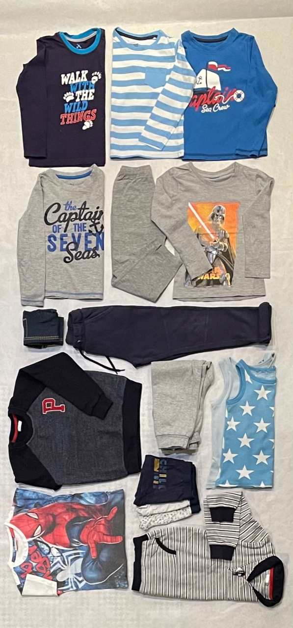 Ha egy igazán kényelmes kapszulagardróbot szeretnél kisfiadnak, ez a 6 évesekre összeállított csomag tökéletes választás. Átmeneti ruhacsomag (17 db-os) 116-os méretű pamutruhákkal, mindennapos használatra: sok hosszú ujjúval, szabadidő szettel, trikókkal, alsónacikkal, pizsamával.