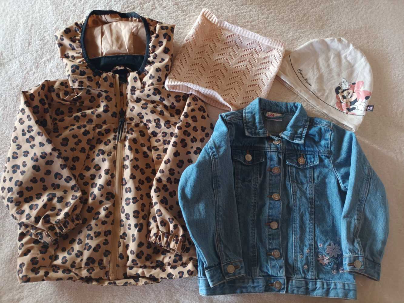 Ebben a leopárd mintás kabátban és farmer dzsekiben kislányod tutira trendi lesz! Csősálat és vékony sapit is hozzá csomagoltunk, hogy komplett legyen a szett. Méret: 98 (3 éves)