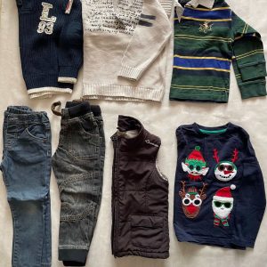 Átmeneti fiú csomag mindennapi használatra, őszi színekben és karácsonyi motívummal 4-5 évesekre (104-110 méret). Tartalma: 2 pulóver, 2 hosszú ujjú, 2 nadrág, 1 mellény