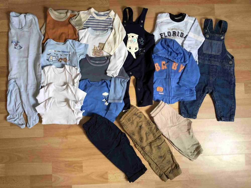 9-12 hós ruhatár 2 kantáros és 3 gumis derekú hosszú nacival, 5 rövid ujjúval, 4 hosszú ujjúval, 1 pulcsival, 1 kardival és 1 rugival. Méret: 74-80