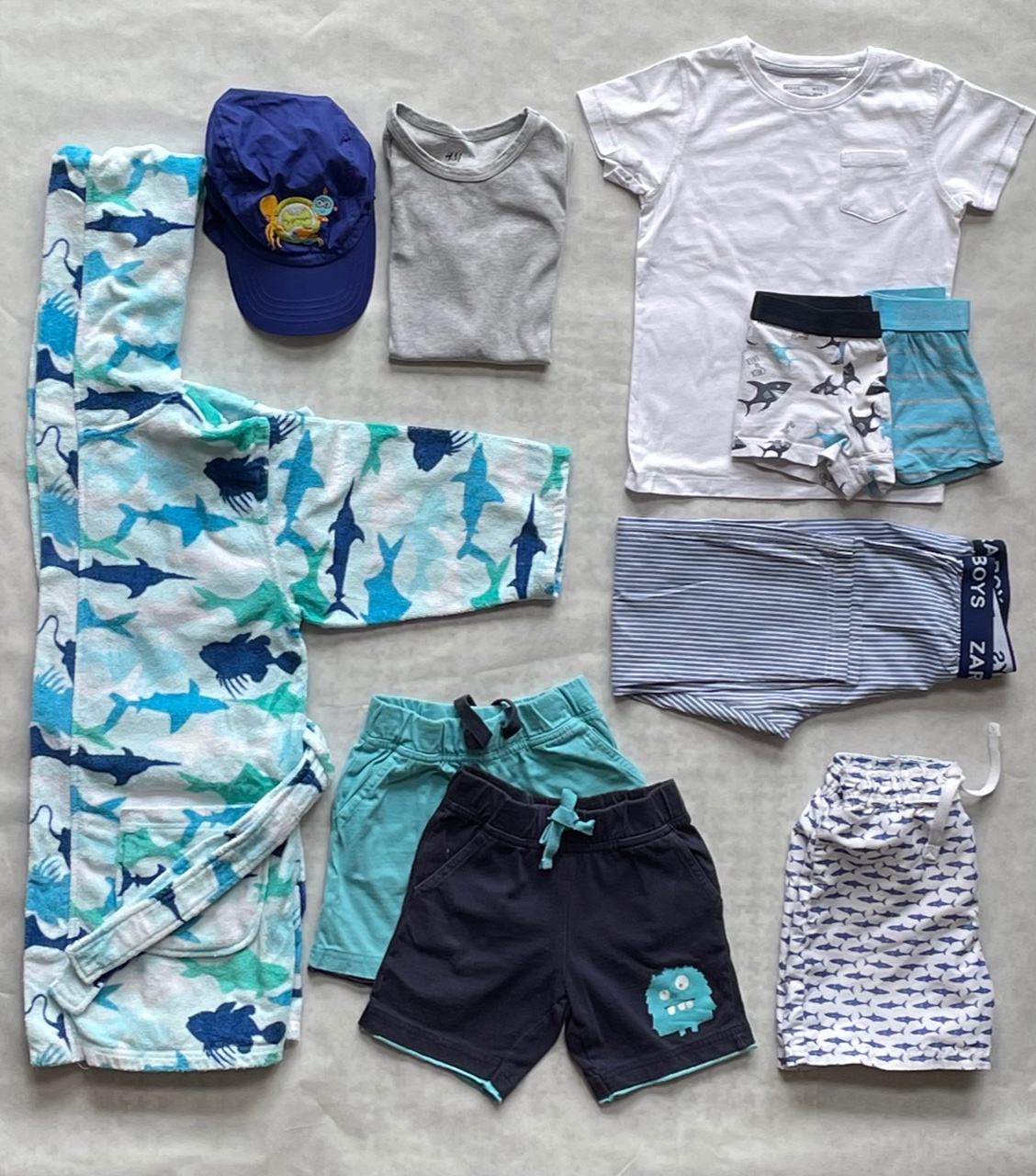 104-110-es fiú (4-5 éves) nyári csomag pólóval, trikóval, fürdőnacival, 2 db rövidnadrággal, pizsivel, 2 db alsógatyával és 1 napozósapkával, összesen 10 ruhadarabbal.