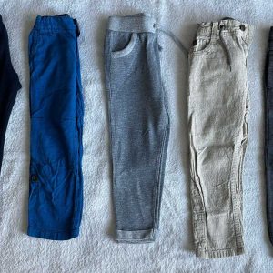 3 melegítőnadrágból és 2 elegánsabb nadrágból álló csomag, 110-es méretben, 5 éves kisfiúknak.