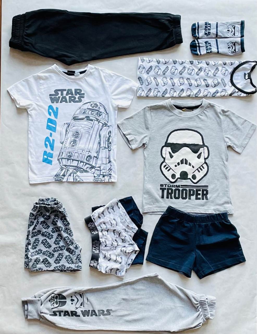 110-116 méret, Star Wars rajongóknak, kényelmes otthoni vagy szabadidős viselet. A 10 db-os csomagban: 2 hosszú melegítő naci, 1 rövid pizsi szett, 1 rövidnadrág hozzá passzoló rövid ujjúval, 1 trikó és 1 pár zokni és 2 alsónadrág.