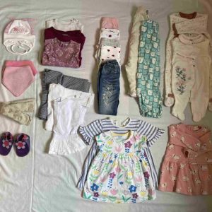 Szuper csomag, melyben mindent megtalálsz: 3 body, 2 hosszú ujjú, 1 csinos fehér rövid ujjú, 5 nadrág/leggings (köztük 1 farmer), 3 ruhácska, 2 overál, 2 rugi, 2 nyálkendő, 1 sapi, 1 harisnya és 1 bőr mamusz. Méret: 62-68 (3-6 hó)