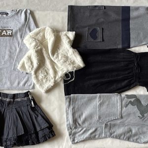 NO PINK! Fekete-fehér-szürke árnyalatos ruhaszett különleges alkalmakra, de akár csinosabb hétköznapi viseletre is a hűvösebb hónapokra! Ruhacsomag 5-6 éves kislányoknak, benne: 2 ruha, 1 tunika, 1 szoknya, 1 simogatós hosszú ujjú, 1 pihe-puha mellény.