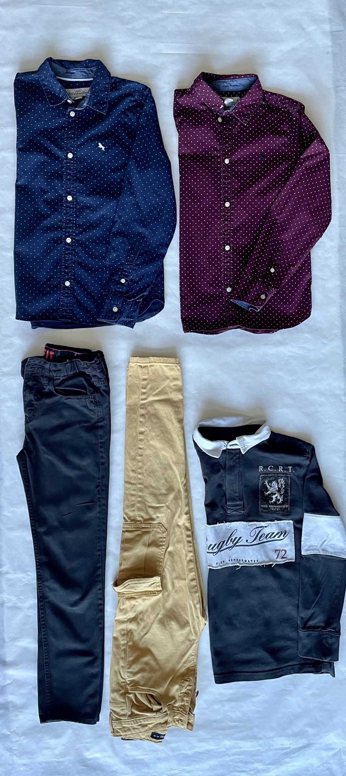 9-10 éves fiú gazdiját keresi ez az 5 db-os hétköznapian elegáns szezonfüggetlen ruhatár, az alábbi 140-es darabokkal: 2 db nadrág, 1 db hosszú ujjú (galléros) és 2 db ing.