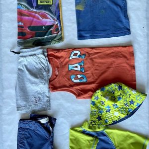 STRANDRA FEL! 7 db-os nyári csomag 5-6 éves kisscrácoknak. Tartalma: napozó szett (napvédő felső, kalap), 3 póló (2 Gap, 1 Ferrari márkájú), 2 rövid nadrá
