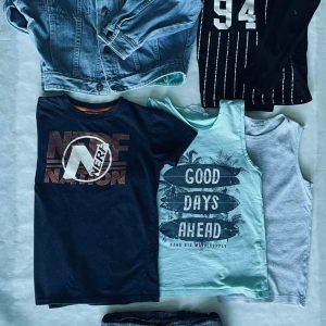 Szuper laza nyári 6 db-os ruhacsomag 6-8 éves kisfiúknak, 134-es méretben. A csomag tartalma: 1 fürdő naci, 1 farmer dzseki, 1 hosszú ujjú, 2 trikó, 1 rövid ujjú (Nerf)