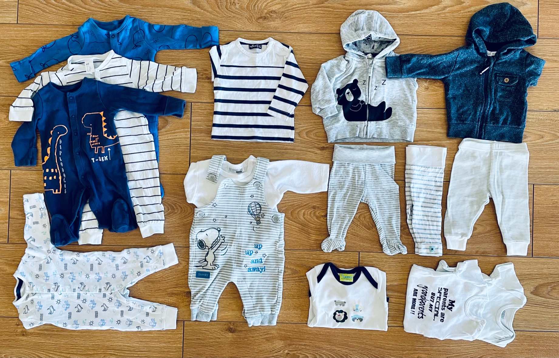 Stílusos kapszulagardrób 0-3 hós kis srácoknak, benne 5 db rugi, 4 db felső, 3 db naci, és 3 db body.