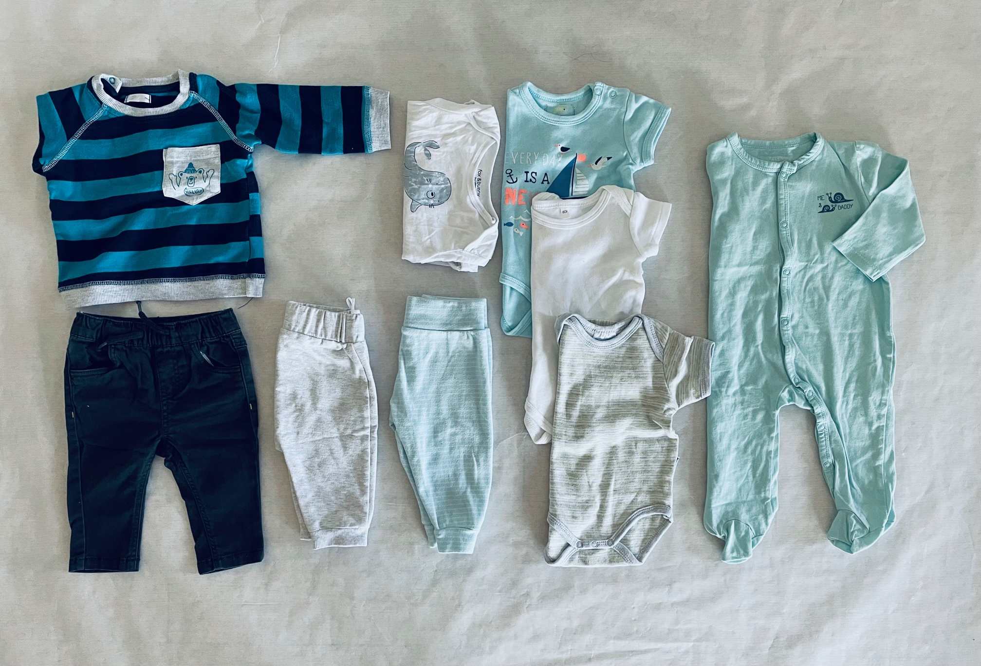 Kényelmes otthoni, hétköznapi viselet 3-6 hós cukiságoknak. A csomagban találsz 4 body-t, 3 nacit, 1 rugit és 1 pulcsit.