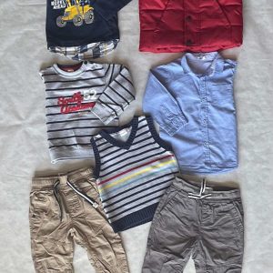 Átmeneti kollekció 1,5-2 éves kisfiúknak változatos ruhadarabokkal, pufi mellénnyel, 2 nadrággal, 1 inggel, 1 mellénnyel, 1 hosszú ujjúval (nyomat hibás, lásd fotón!), 1 pulcsival