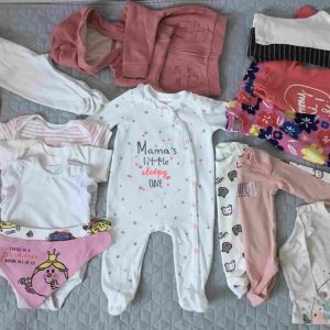 Fehér-púder-rózsaszínű 16 db-os minikapszula 3-6 hós babáknak. Találsz benne 2 hosszú ujjút, 2 hosszú ujjú bodyt, 3 nadrágot, 1 ruhát, 1 rugi, 3 nyálkendőt, 3 rövid ujjú bodyt, és 1 cuki nyuszis kardigánt. Méret: 62-68