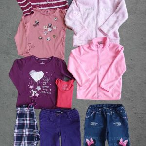 Szuper kis rózsaszín-bordó kollekció 3-4 éves kislányoknak - egymással jól kombinálható darabokkal! A 10 db-os csomagban találsz 1 vastagabb nacit, 1 leggingset, 1 pihe-puha Hello Kitty kardit, egy csinosabb gépi kötésű kardigánt, 1 polár kardit, 3 hosszú ujjút 1 trikót és 1 pizsi szettet.