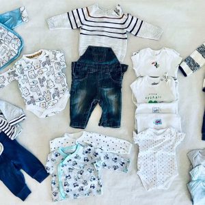 Hétköznapian elegáns 18 db-os kollekció 2-4 hós babáknak, 3 pihe-puha kardival, 9 body-val, 2 kantáros nadrággal, 1 melegítő nacival, 2 hosszú ujjúval és egy csíkos pulcsival.