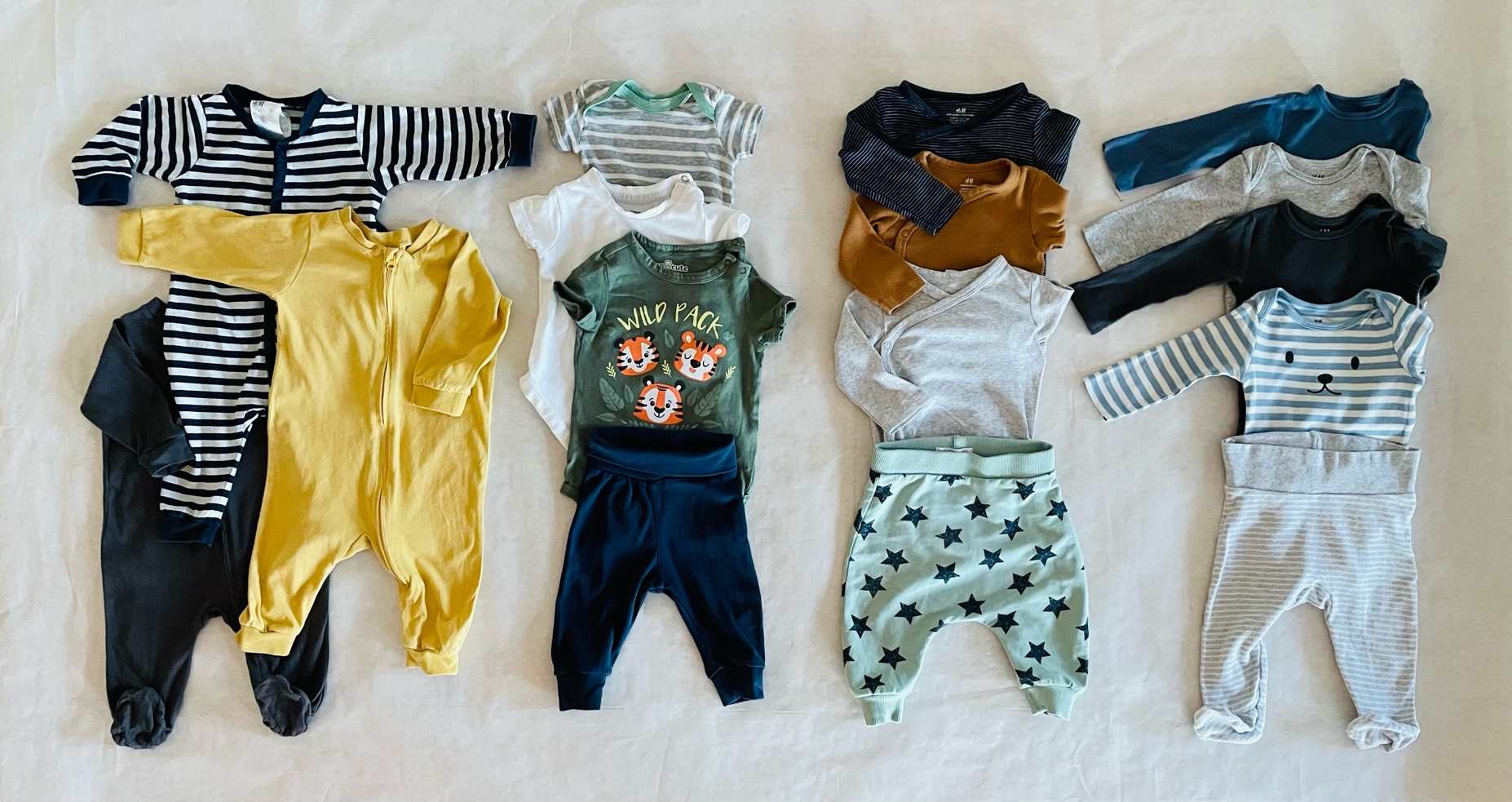 15 db-os kapszularuhatár 3 rövid ujjú bodyval, 7 hosszú ujjú bodyval, 3 rugival és 3 nacival, 2-6 hós babáknak. Ezekben a ruhákban tuti jól érzi majd magát kisfiad! :)