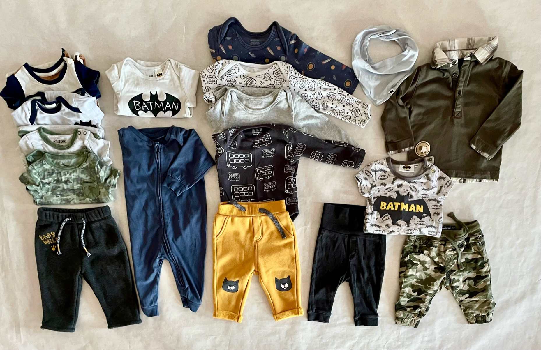 Ha szereted a vagány fiús mintákat, mint pl. a terep szín, Batman...akkor ez e Te csomagod! 16 db-os játszós csomag 3-6 hós kisfiúknak, benne 5-5 rövid és hosszú ujjú body-val, 5 rugdalózóval, 4 nadrággal és 1 felsővel.