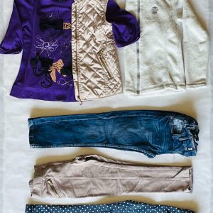 Prémium minőségű darabokat tartalmazó szuper trendi kis tavaszi-őszi kollekció 5-6 éves csajsziknak: egy Zara mellénnyel, egy polár pulcsival, egy 3/4-es GAP fölsővel, 2 farmerrel és 1 leggings-szel.