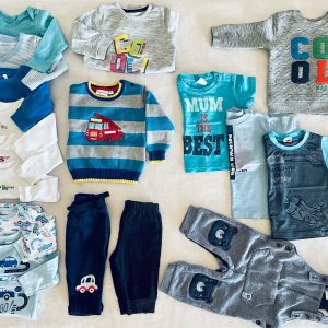 Szuper menő, kényelmes, 18 db-os kisfiú ruhatár a járművek szerelmeseinek: 8 body-val, 2 melegebb hosszú ujjúval, 1 kötött pulcsival, 3 rövid ujjúval és 3 nadrággal. Igazi kapszulagardrób átmeneti, téli időszakra!