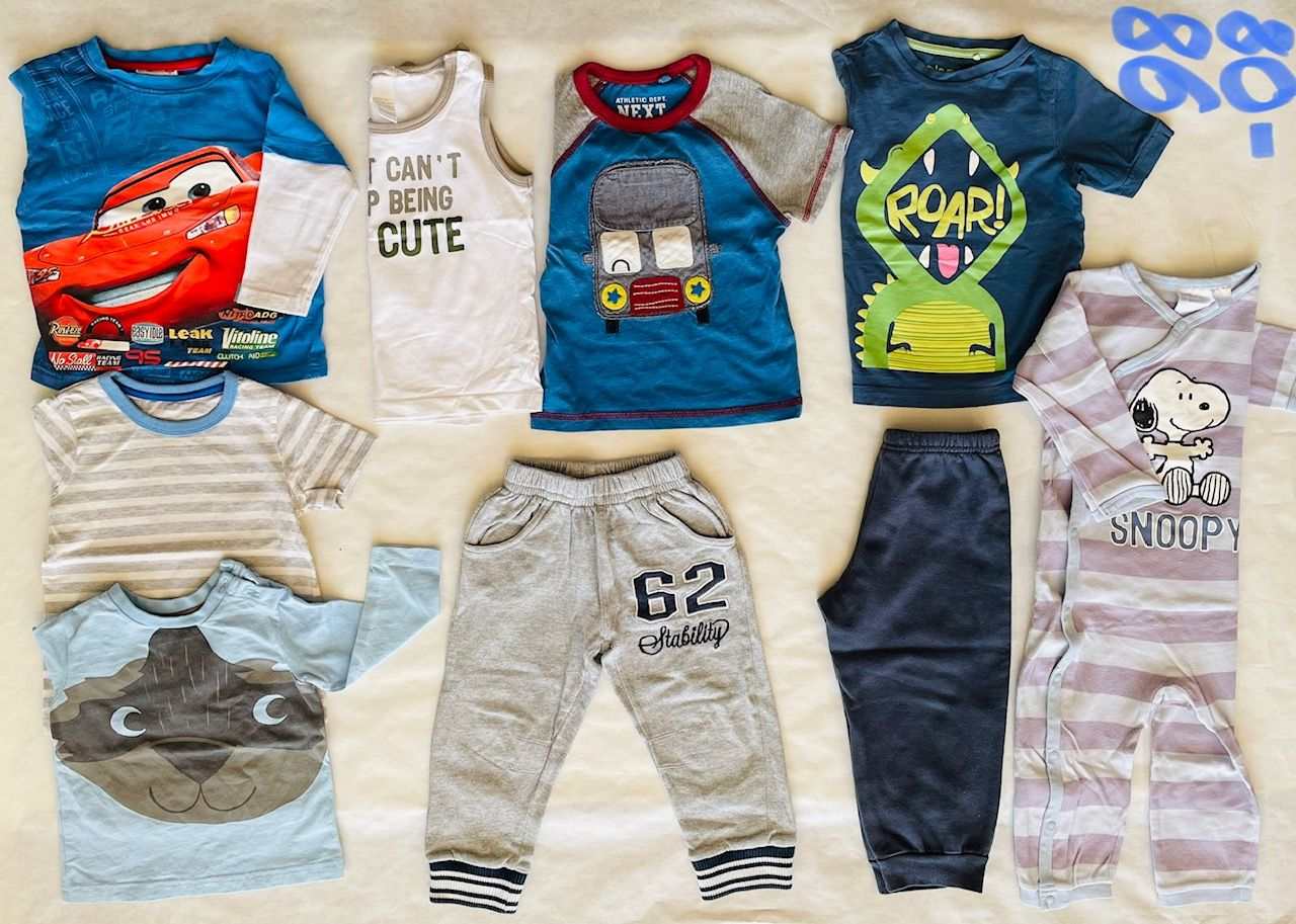 Szezonfüggetlen ruhacsomag 80-86-os méretben 1-1,5 éves kisfiúknak, kényelmes alapdarabokkal, hétköznapi, otthoni viseletre