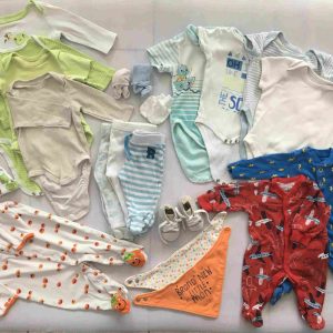 Cuki ruhatár a játszós hétköznapokra, 0-3 hós bébiknek. A csomagban találsz 3 rugit, 5 rövid ujjú bodyt, 3 hosszú ujjú bodyt, 3 melegítő nacit, 2 pár zoknit, 1 pár kesztyűt, 2 nyálkendőt, 1 cuki sapit és 1 pöttöm kocsicipőt. (21 darabos)